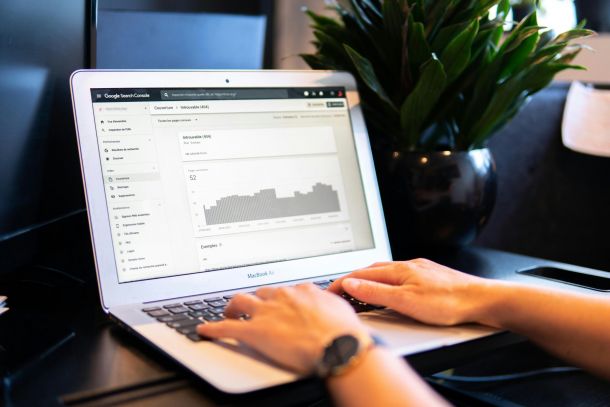 Google Analysedaten auf einem Laptopbildschirm.