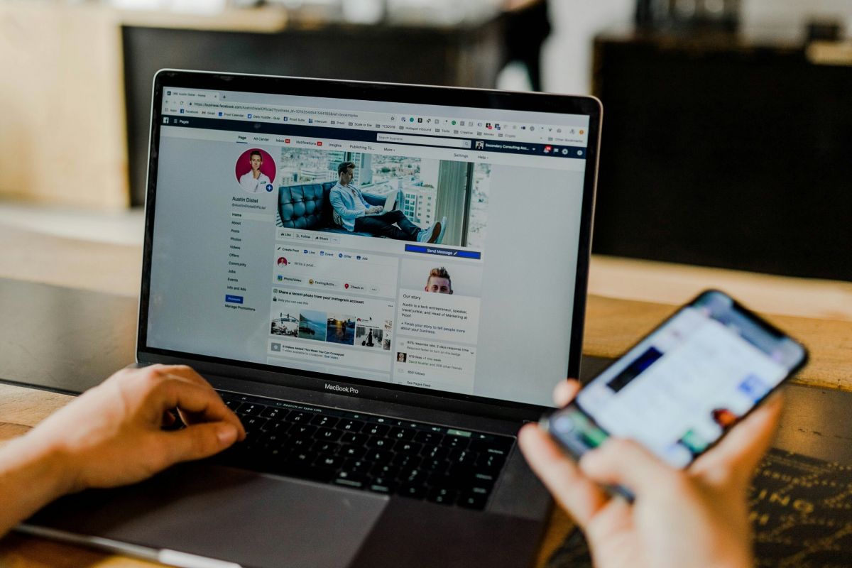 MacbookPro auf einem Tisch, auf dem Bildschirm Social Media Kanal.
